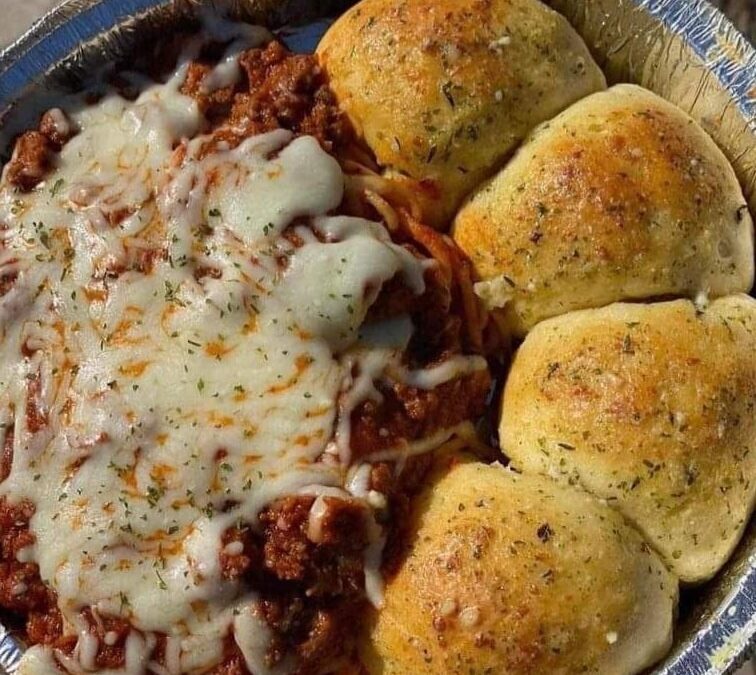 Spaghetti and Stuffed Mozzarella Garlic Bread